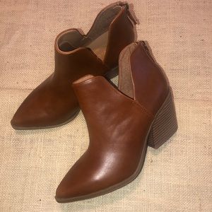 Women’s Scoop Stacked Heel Bootie.